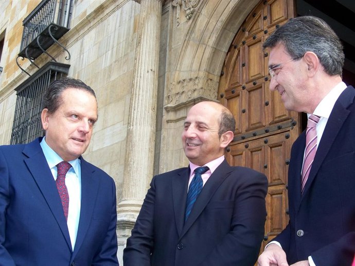 El presidente del Consultivo junto a los representantes de la Diputación de León
