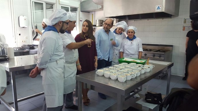 Esther Ruiz (centro) en la visita al Instituto Gran Capitán