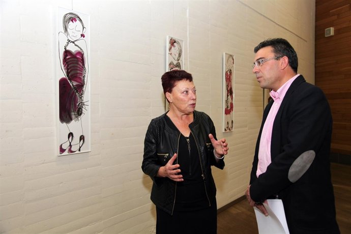La pintora Chelo Sanjurjo y el concejal Pedro Llamas visitan la exposición