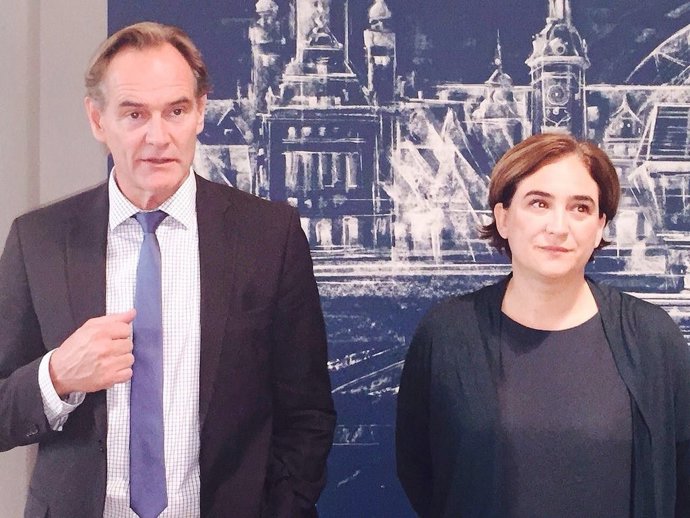 La alcaldesa de Barcelona, Ada Colau, y el de Leipzig, Burkhard Jung