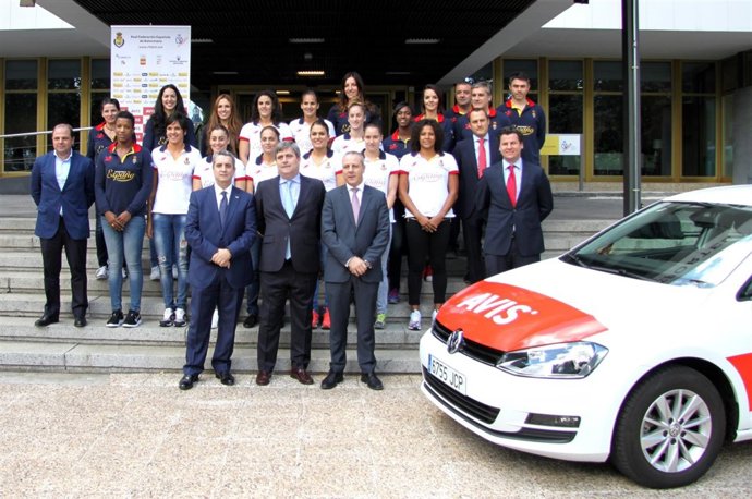 Cardenal, Blázquez y Biarnes, con las Guerreras