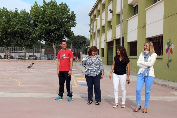 La delegada de Educación Patricia Alba en el CEIP VIrgen de Belén Málaga