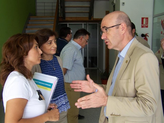 Carmona (dcha.) en su visita a Puente Genil