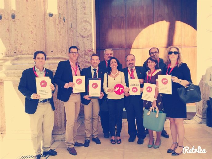 La diputada de C's Marta Bosquet junto la brigada tuitera presente en el debate