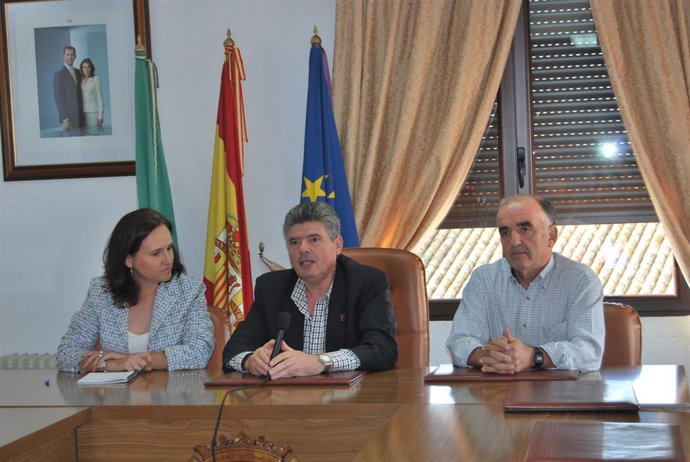 Vioque (izda.) y Rivas (centro) en el Ayuntamiento