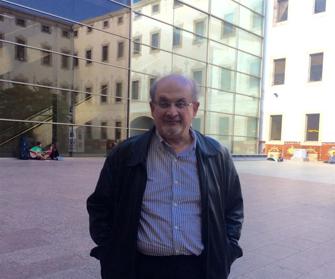 El escritor Salman Rushdie 