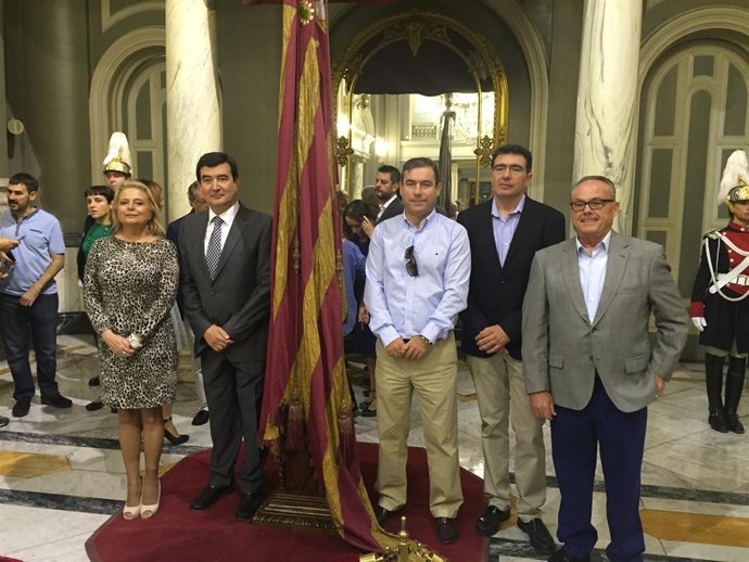 Los ediles de C's con la Real Senyera