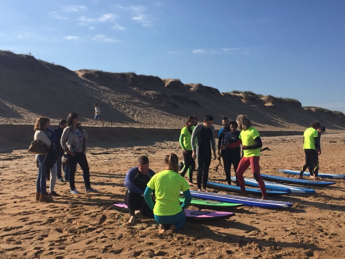 Clases de surf para jóvenes ciegos en Liencres
