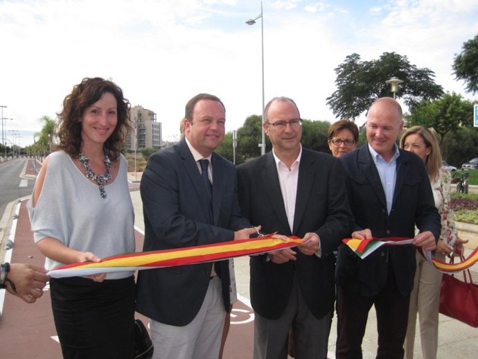 Huertas y Rodríguez-Comendador cortan la cinta del carril bici