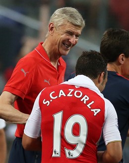 Arsene Wenger y Santi Cazorla