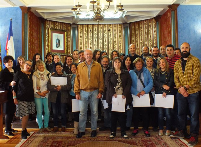 Entrega de diplomas a participantes en el PIE en el Ayuntamiento