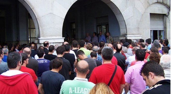 Trabajadores de Sniace en la portería de la fábrica