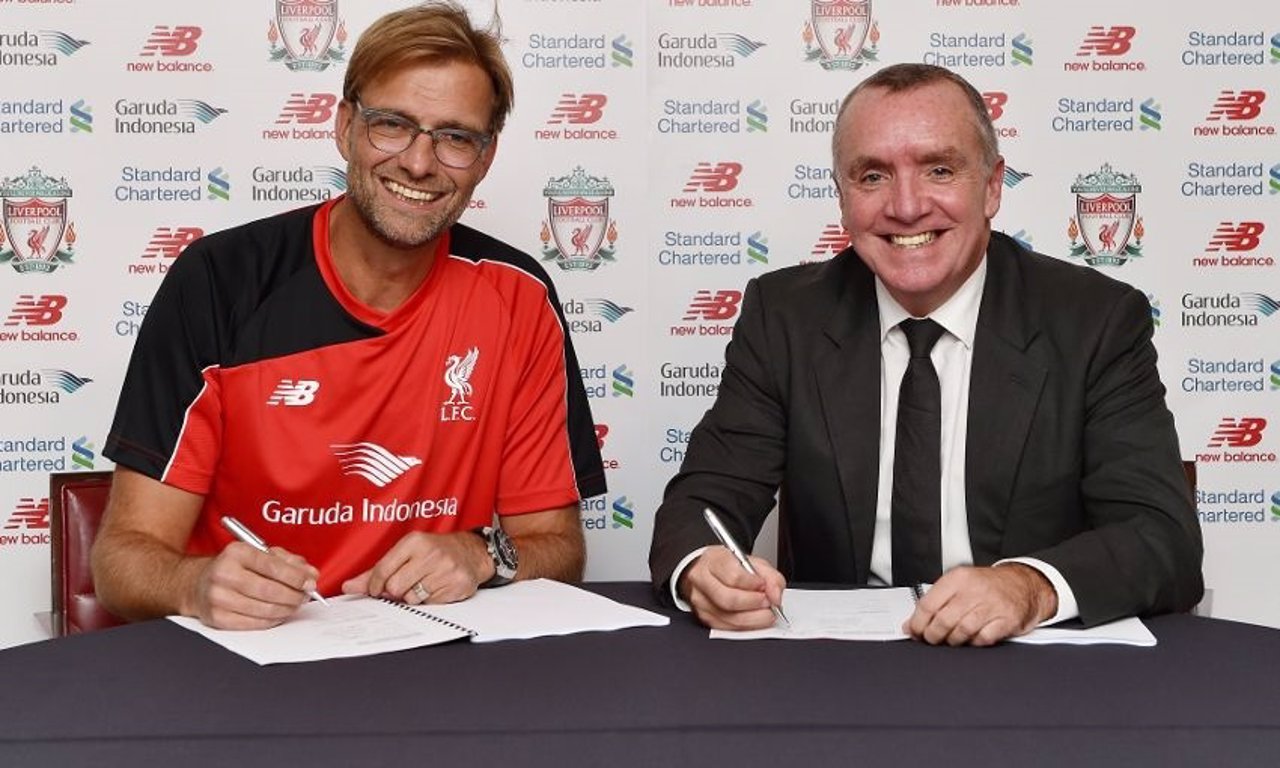 Jurgen Klopp firma como técnico del Liverpool