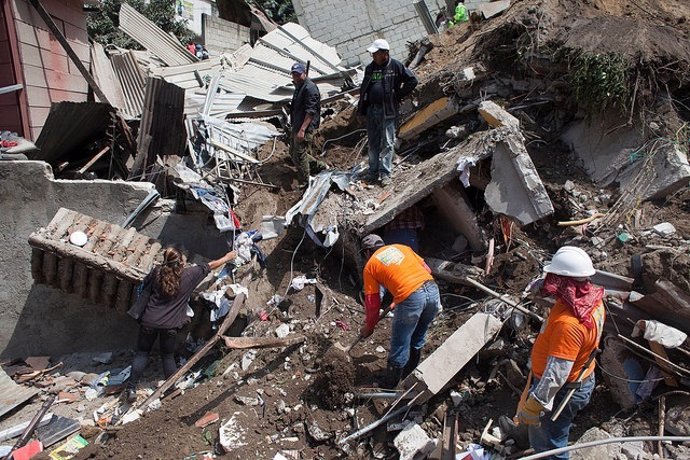 Tareas de rescate tras el alud en el sur de Guatemala