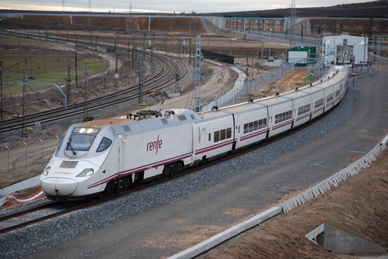 Tren AVE con el que Renfe presta servicio a Palencia y León