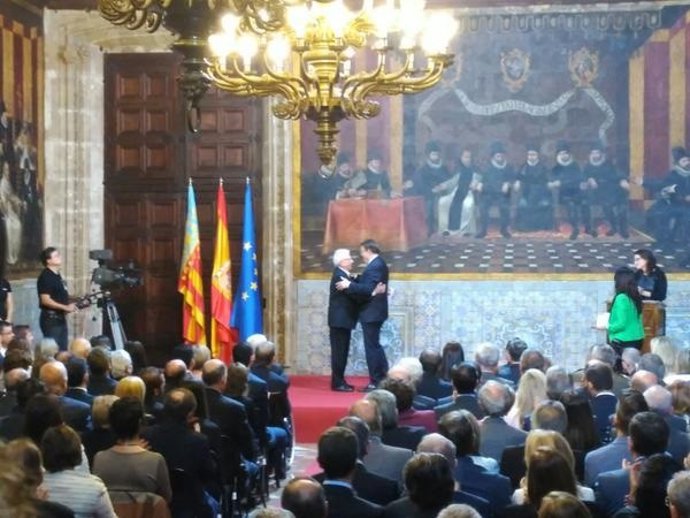 Raimon recibe la Alta Distinción