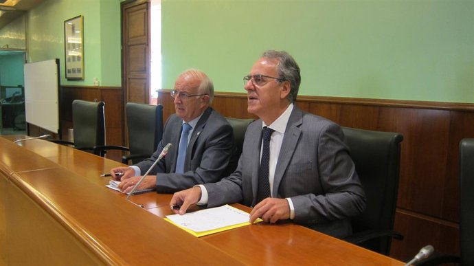 Píriz toma la palabra, acompañado por González. 