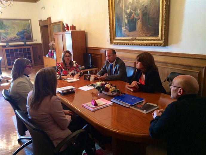 Reunión de la  presidenta de la Diputación y los sindicatos