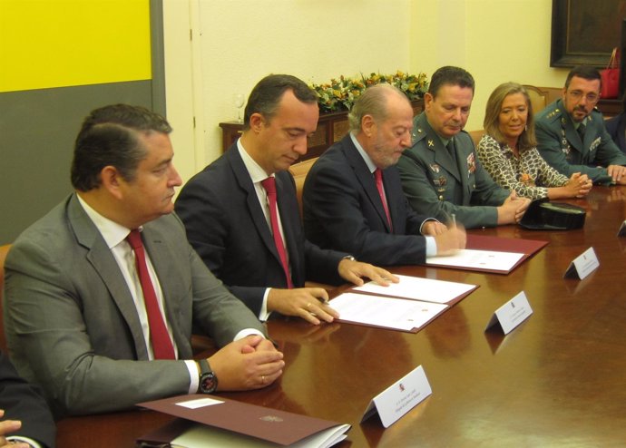 Firma de convenio de colaboración entre Interior y Diputación de Sevilla