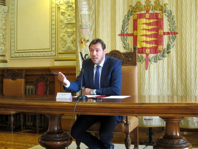 El alcalde de Valladolid analiza la polémica de los teléfonos móviles. 