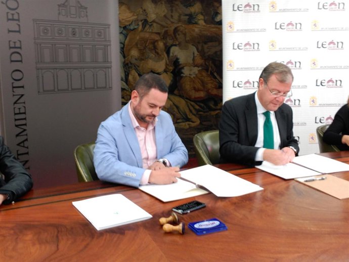 José Ángel Crego, y el alcalde de León, Antonio Silván, durante la firma.