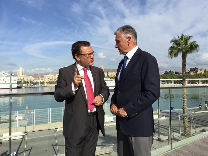 Miguel Ángel Heredia (PSOE) y Paulino Plata, en el puerto de Málaga