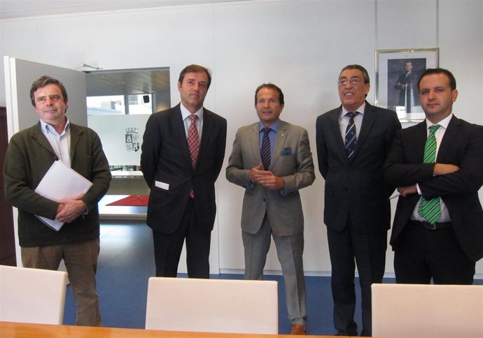 Ramírez, segundo por la izquierda, junto a representantes del sector.