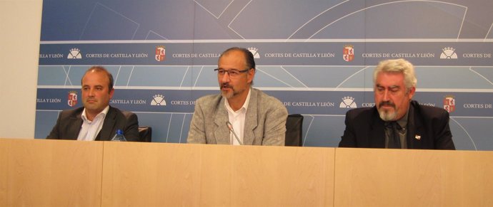 Luis Fuentes (centro) en rueda de prensa en las Cortes