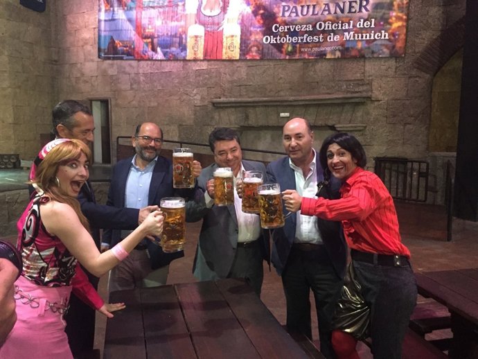 Presentación de Oktoberfest en Isla Mágica