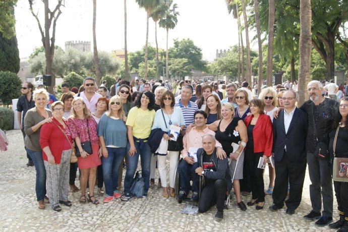 Concentración festiva en el Parlamento convocada por Feafes-A