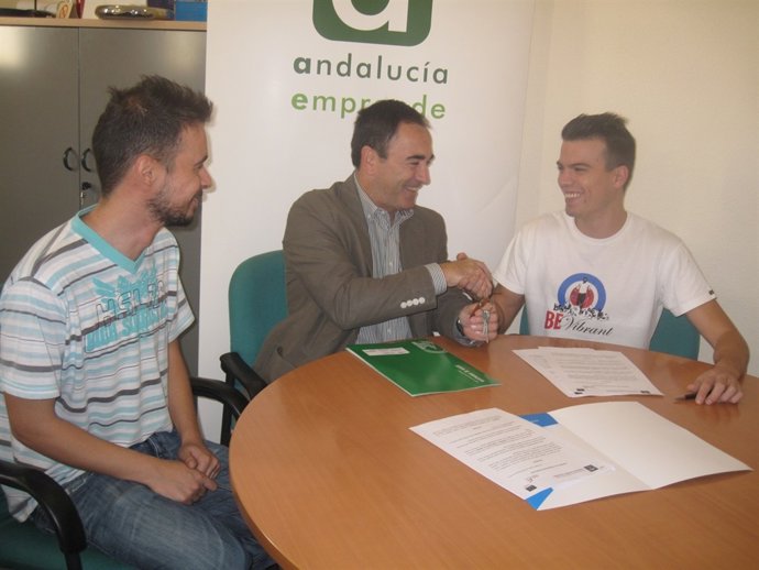 Entrega de llaves del CADE a dos emprendores de Linares