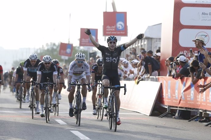 Elia Viviani gana la segunda etapa del Tour de Abu Dhabi