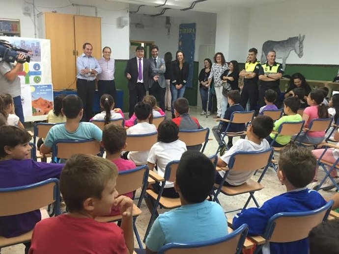 El alcalde de Huelva, Gabriel Cruz, con niños.