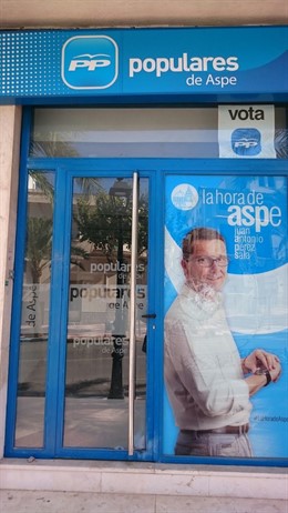 La sede del PP de Aspe amanece con los cristales rotos