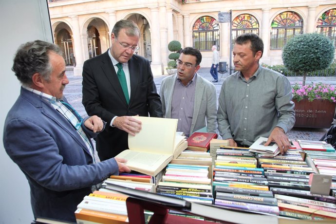 El alcalde de León, Antonio Silván, inaugura la feria del Libro Antiguo