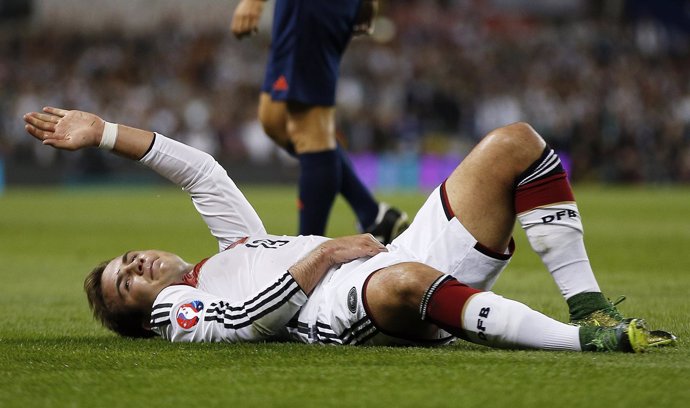 Mario Gotze, tras sufirr una lesión con Alemania