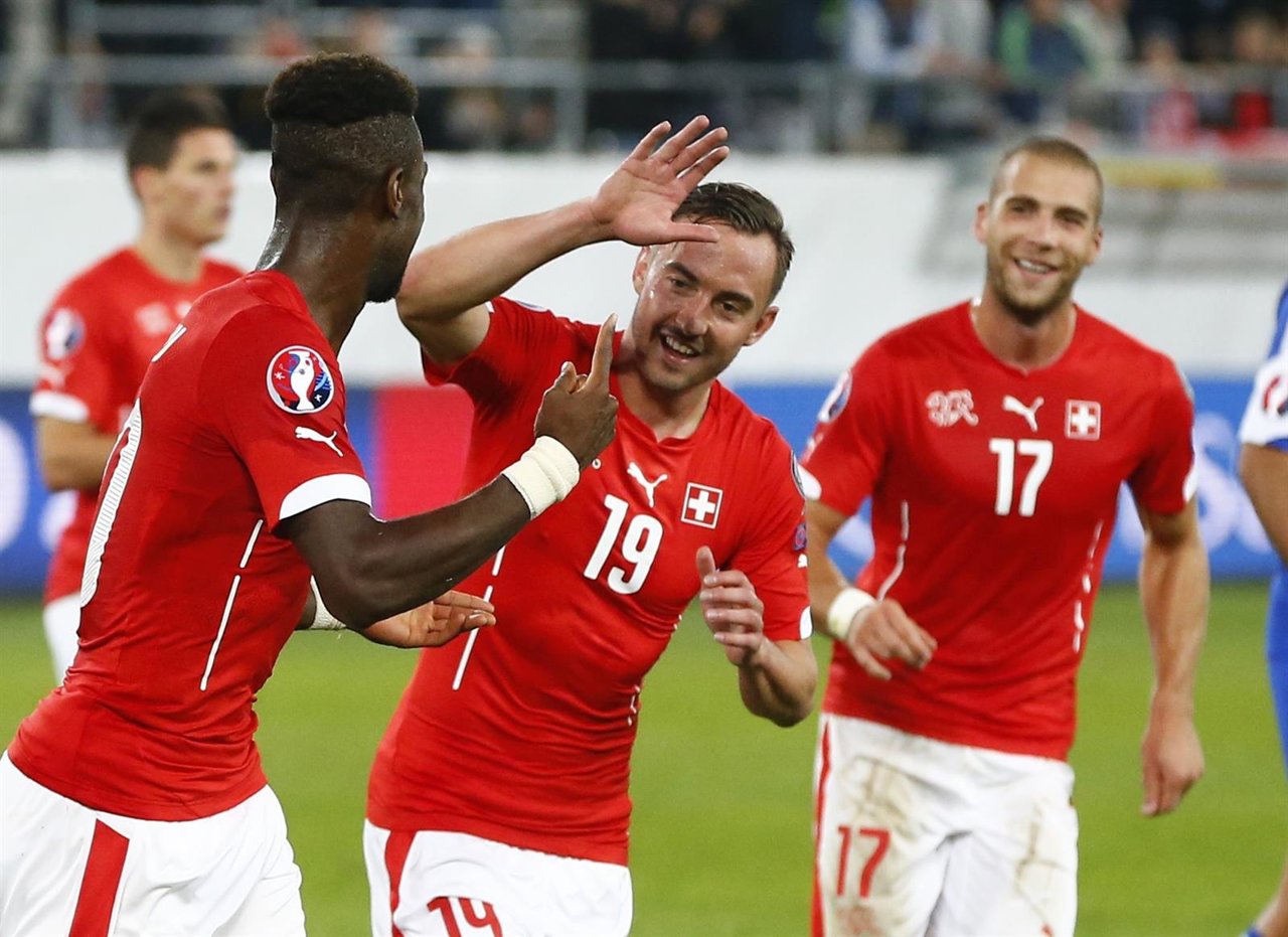 Johan Djourou celebra un gol con Suiza