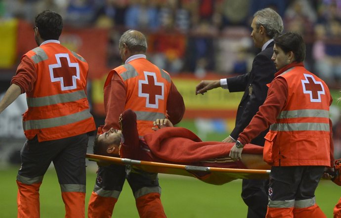 Állvaro Morata es retirado en camilla tras su lesión