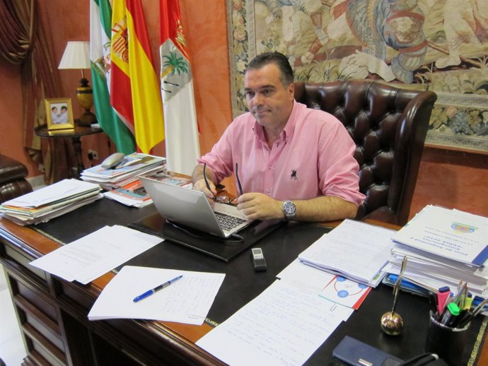 El alcalde de La Palma del Condado (Huelva), Manuel García Félix.