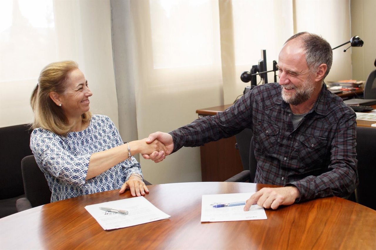  Carmen Jarén E Iñaki Alegría Tras Firmar El Convenio