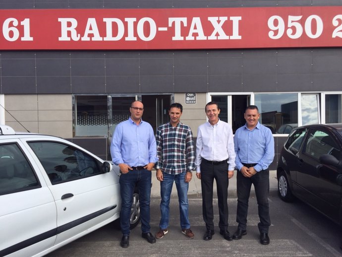 Reunión de Pérez Navas (PSOE) con taxistas de Almería