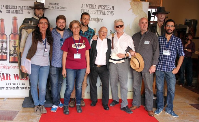 Miembros de Almería Western Film Festival con cortometristas