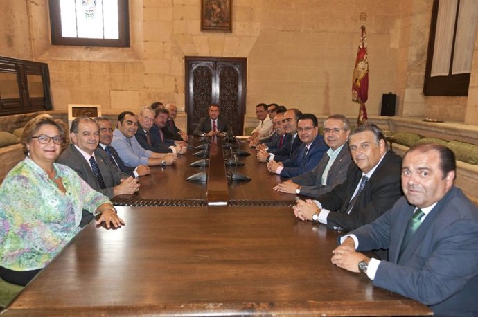 Espadas se reúne con el Consejo de Hermandades de Sevilla