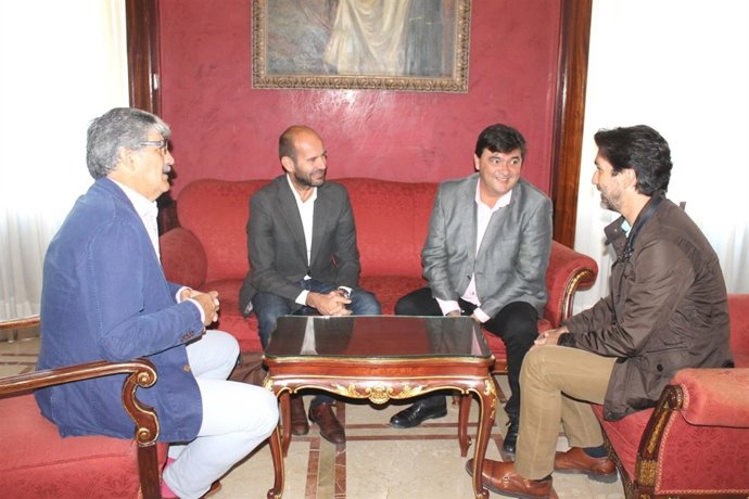 Reunión del alcalde de Huelva con organizadores de Juegos de Policías y Bomberos