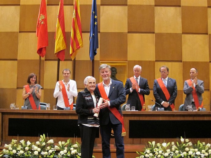 La Hermana Milagros Hernández recoge la Medalla de Oro de la ciudad de Zaragoza