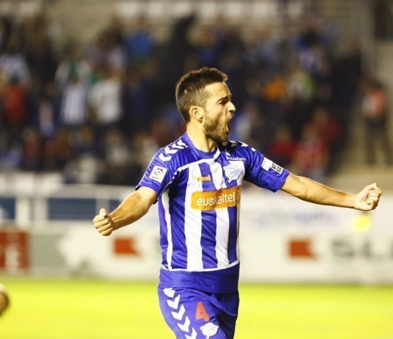 Estrada, del Alavés, celebra su gol en Mendizorroza