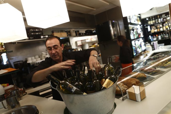 Trabajador, Trabajando, Camarero, Bar, Autónomo, Consumo