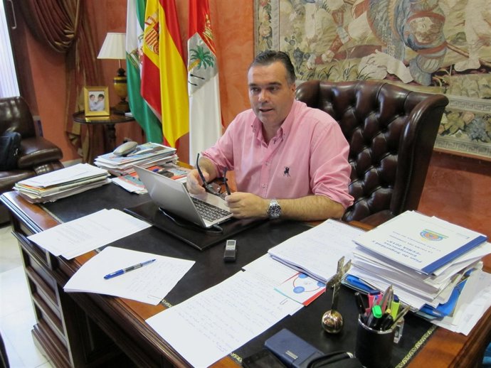 El alcalde de La Palma del Condado, Manuel García Félix. 