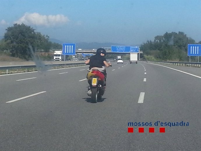 Detenido un hombre por circular con un ciclomotor robado por la AP-7