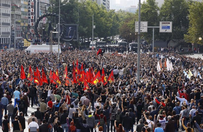 Manifestación en homenaje a las víctimas del doble atentado de Ankara